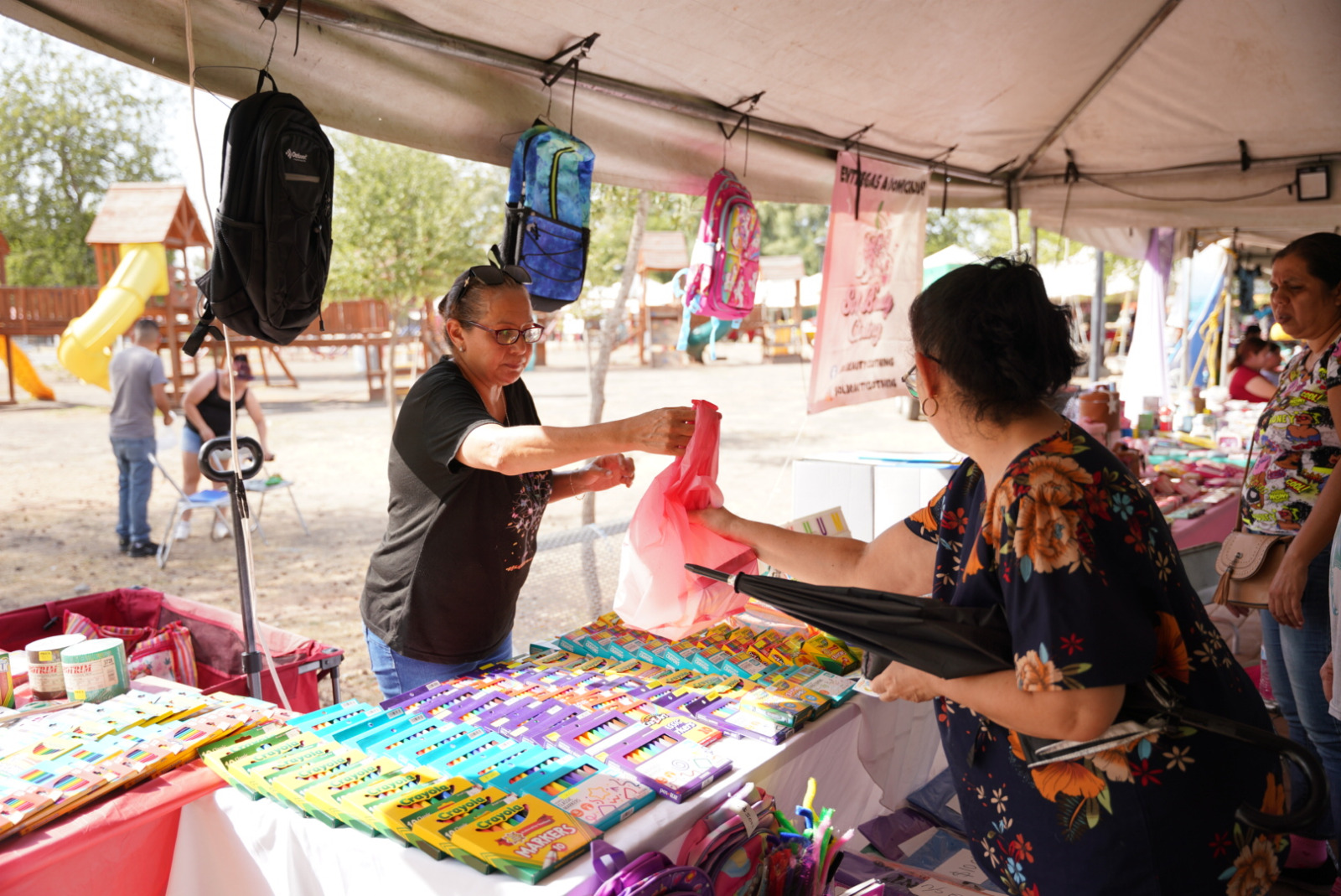 BAZAR “REGRESO A CLASES” REÚNE A FAMILIAS NEOLAREDENSES EN PARQUE VIVEROS
