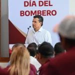 En el marco del Día del Bombero, Lalo Gattás entrega gran camión equipado.