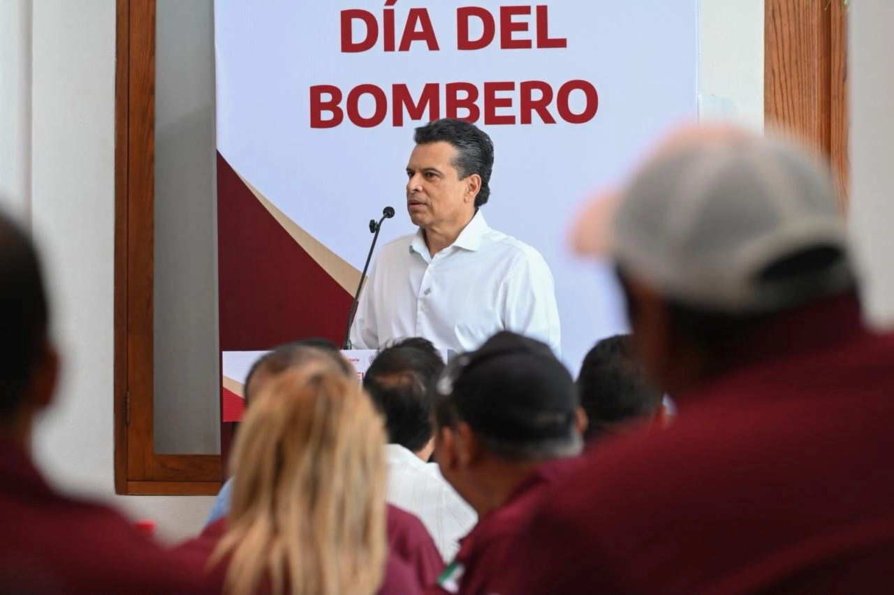 En el marco del Día del Bombero, Lalo Gattás entrega gran camión equipado.