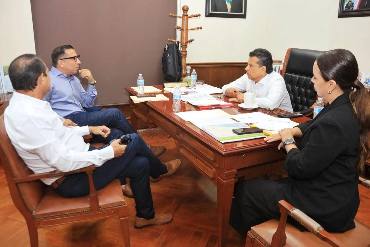 El alcalde Lalo Gattás acuerda con la CANACO impulsar la inversión y economía local.