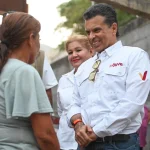 Visita y atiende Lalo Gattás a vecinos de la colonia Simón Torres.