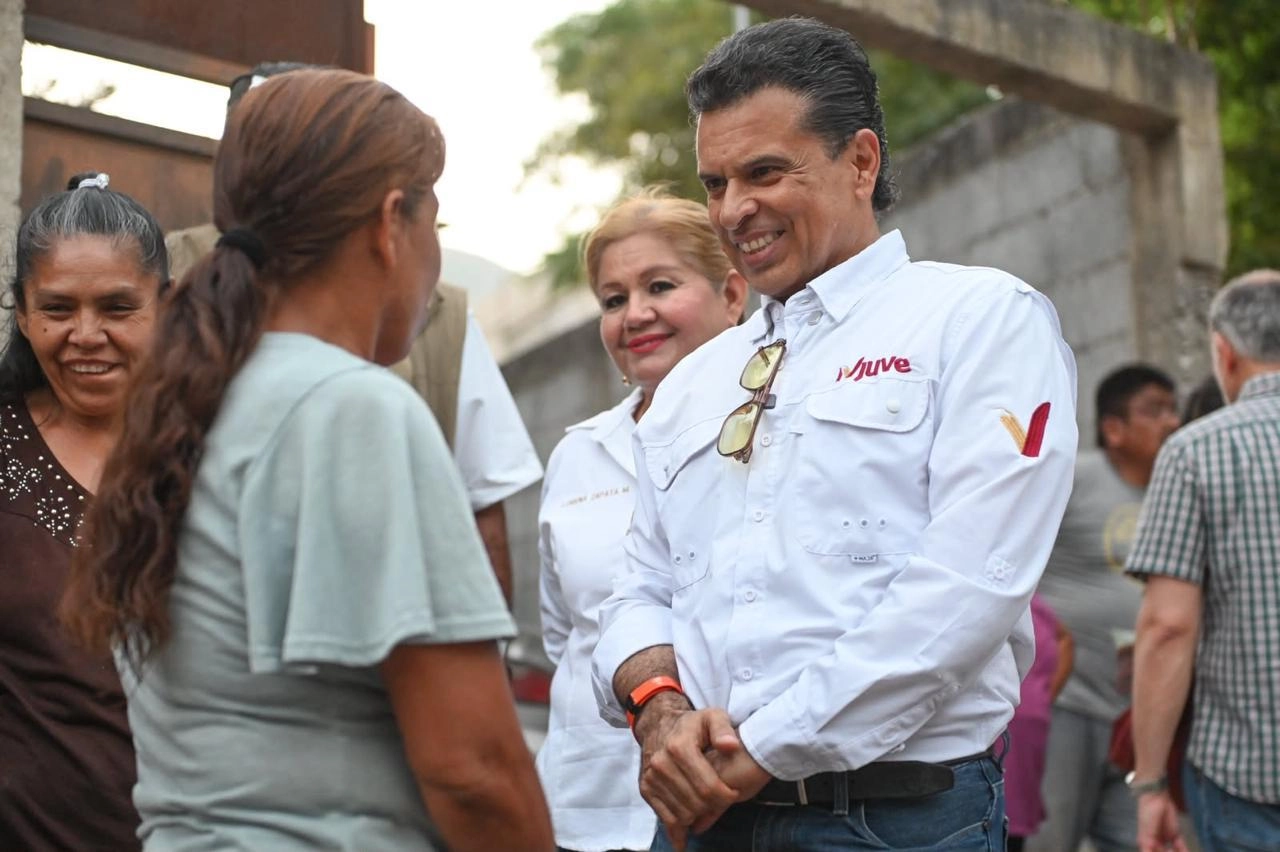 Visita y atiende Lalo Gattás a vecinos de la colonia Simón Torres.