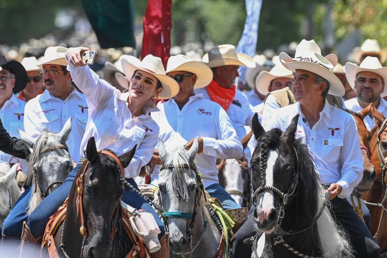 CARMEN LILIA CANTUROSAS SE SUMA A LA CABALGATA DE LA UNIDAD Y REAFIRMA RESPALDO AL GOBERNADOR AMÉRICO VILLARREAL