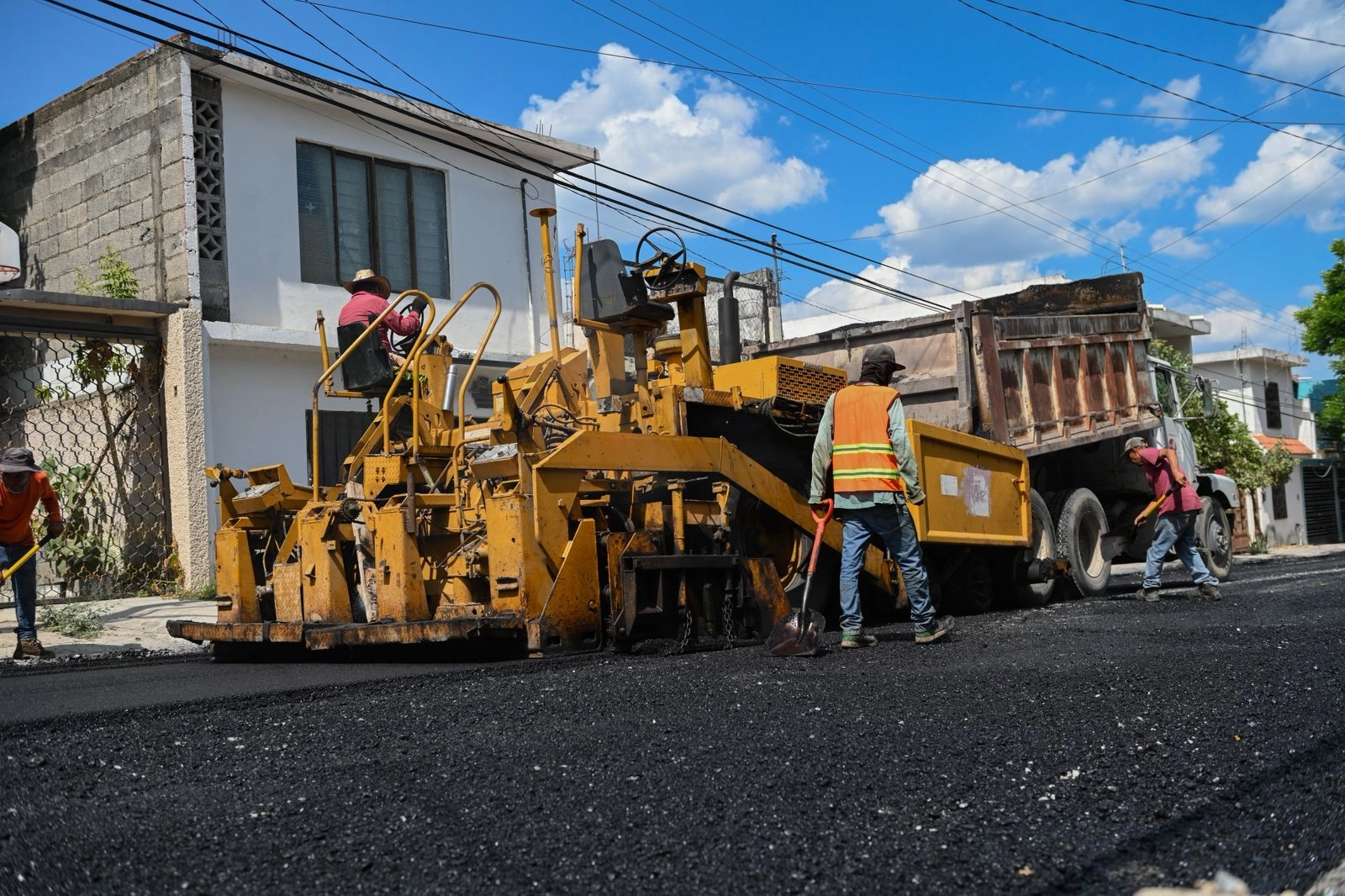 Refuerza Municipio pavimentación y rehabilitación de calles en Victoria.