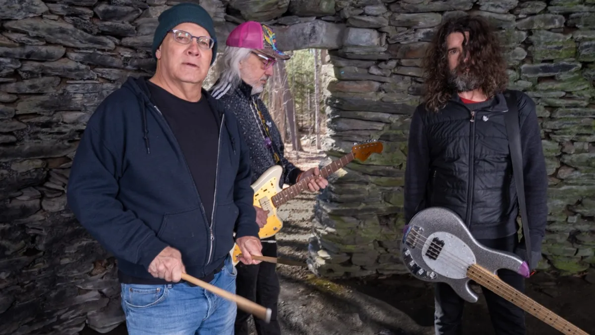 Dinosaur Jr. amplía su gira por Norteamérica y lanza un nuevo álbum, There Near: Escúchalo