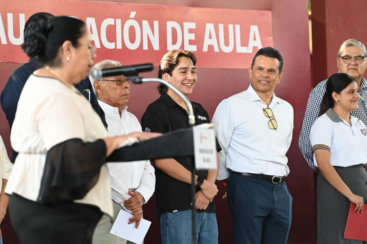 Entrega Lalo Gattás nueva aula en la Prepa Federalizada No. 2.