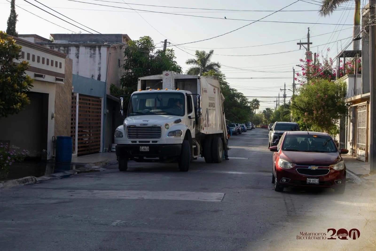 Operativo de limpieza y retiro de chatarra recorre colonias de Matamoros