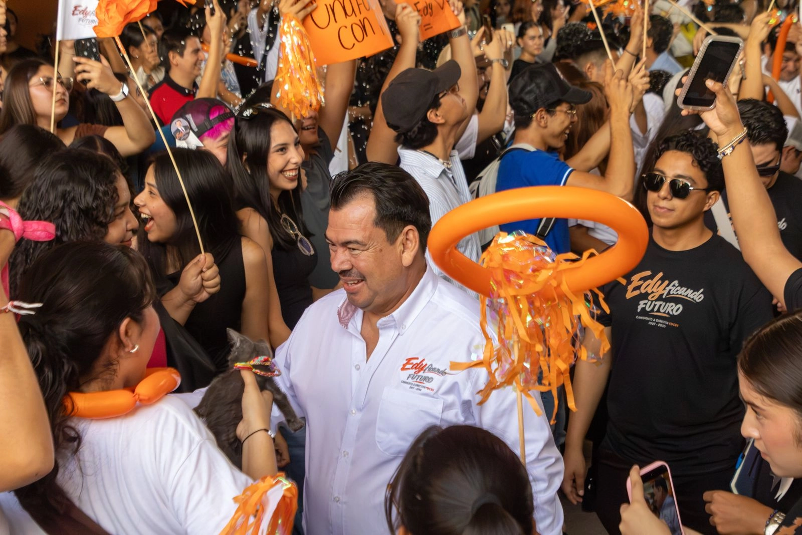 Hay Director: Búhos de la FDCSV se vuelcan con Edy Izaguirre en el cierre de campaña