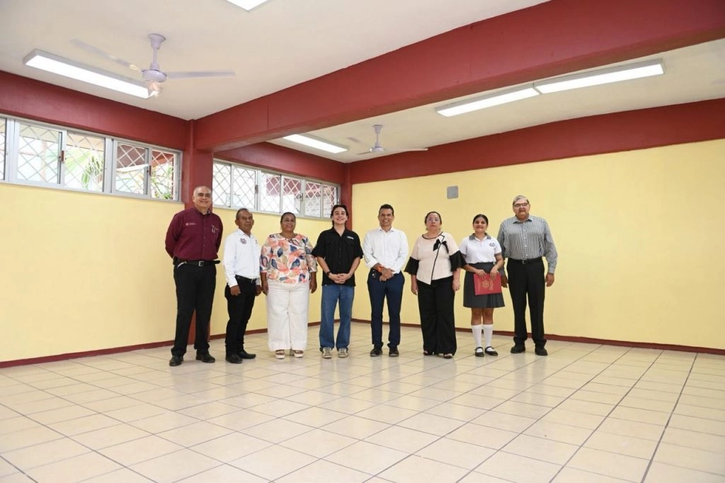 Entrega Lalo Gattás nueva aula en la Prepa Federalizada No. 2.