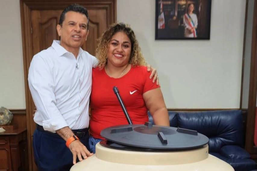 Apoya Lalo Gattás a familias que carecen de cisterna de agua.
