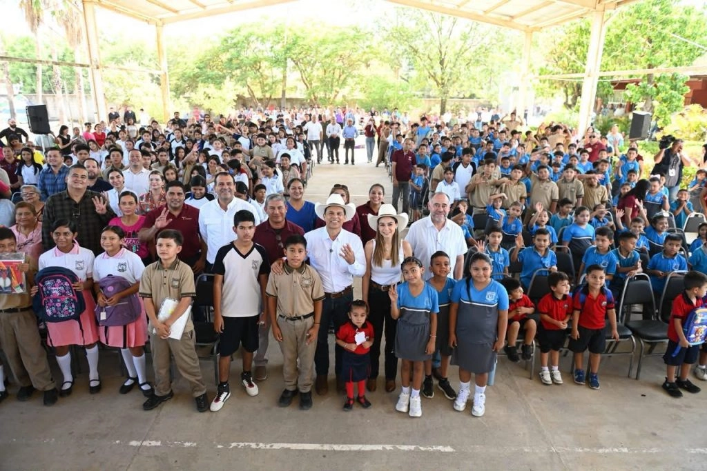 Llevan Lucy y Lalo Gattás programa «Pasos por la Educación» al ejido La Presa.