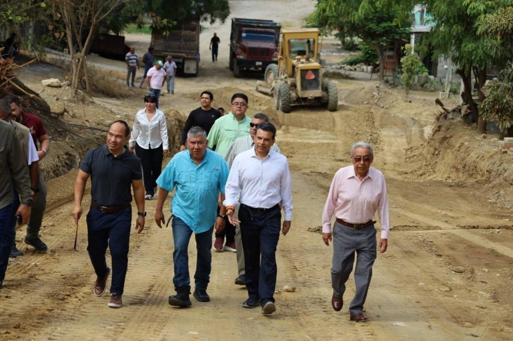 Supervisa Lalo Gattás construcción de calles de concreto hidráulico.