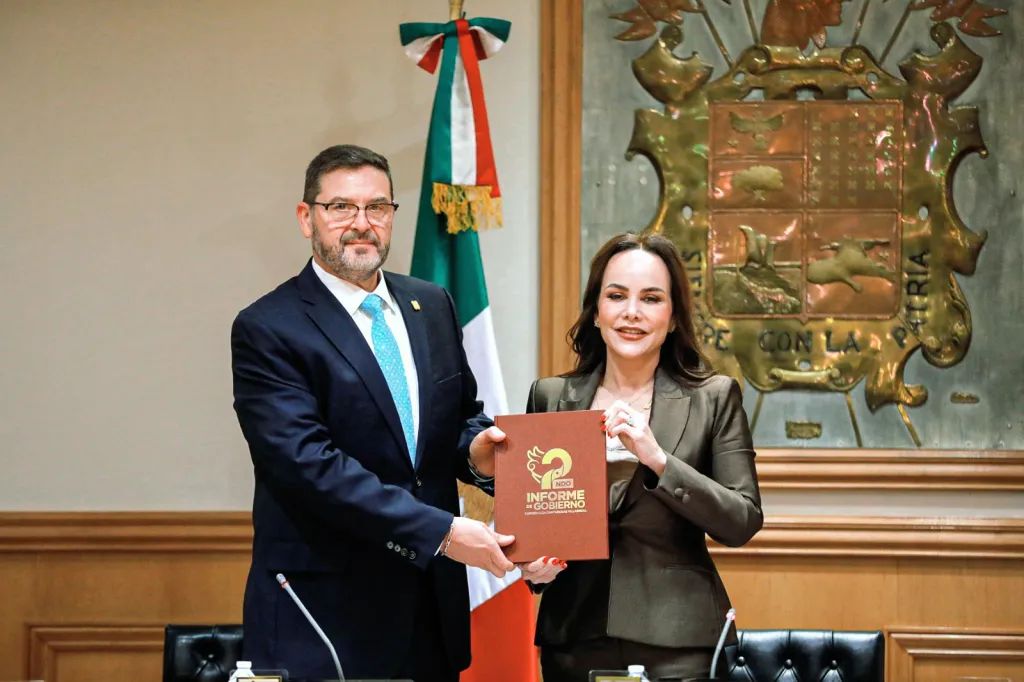 ENTREGA CARMEN LILIA CANTUROSAS DOCUMENTO DEL SEGUNDO INFORME DE GOBIERNO A CABILDO
