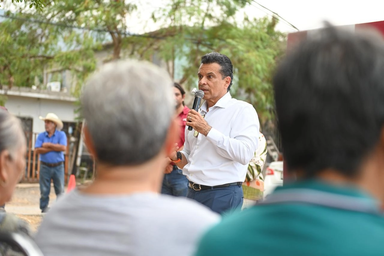 Entrega Lalo Gattás apoyo alimentario a familias de Victoria.