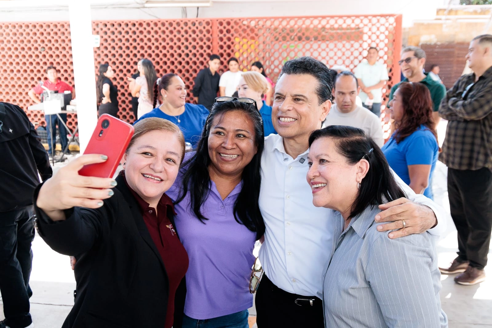 Cumple Lalo Gattás con la educación preescolar.