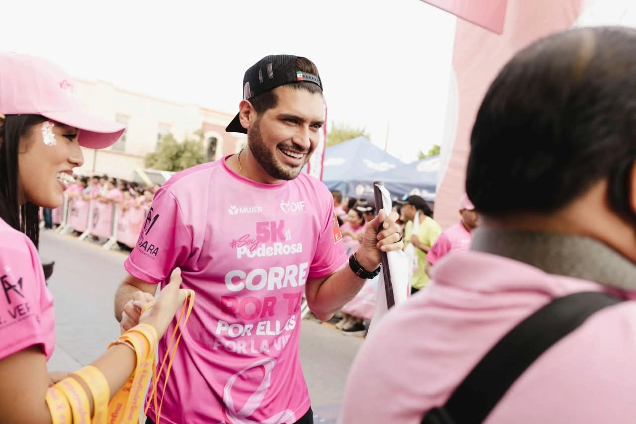 José Alberto Granados recauda fondos para 500 mastografías con carrera 5K e ilumina alcaldía de rosa