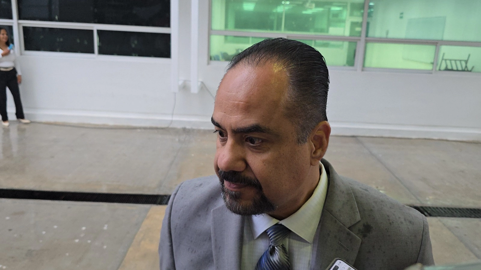 Regularán uso de celulares en escuelas; no habrá sanciones: Igor Crespo