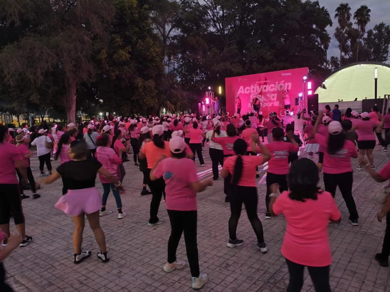 Con mega zumbatón promueve gobierno de Victoria prevención contra el cáncer de mama.