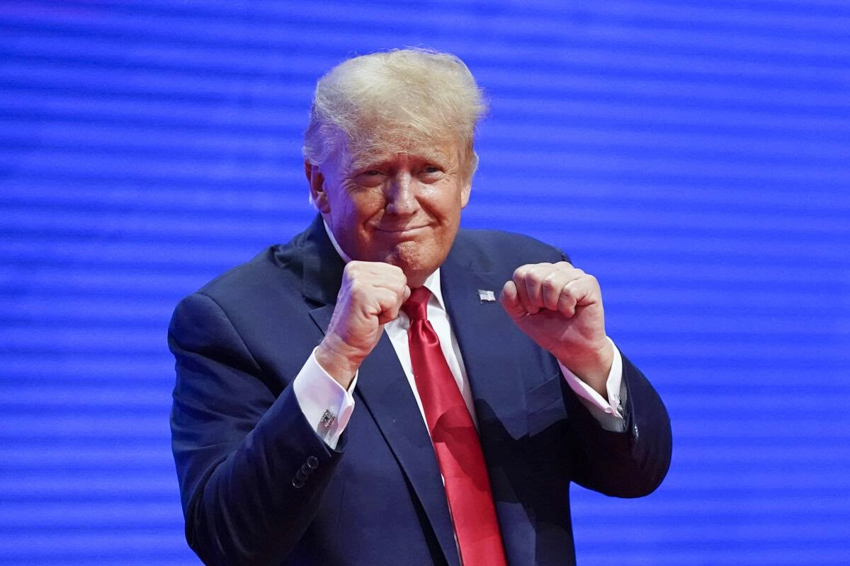 Jueza federal de EE. UU. ordena suspender anuncios de Trump financiados con recursos públicos