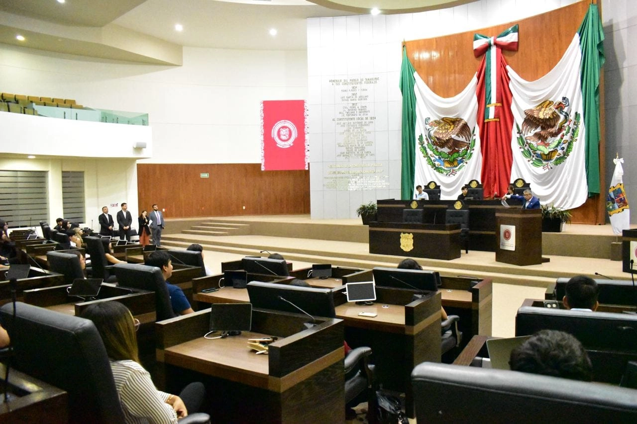 Congreso de Tamaulipas recibe a universitarios para práctica parlamentaria