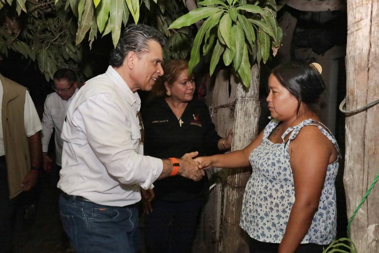 Lalo Gattás recorre y escucha a vecinos de la colonia Linda Vista.