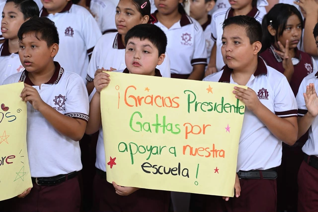 Entrega Lalo Gattás una obra educativa más.